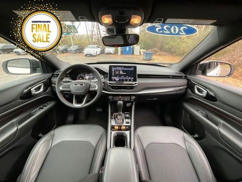 Used 2025 Jeep Compass Trailhawk image 12