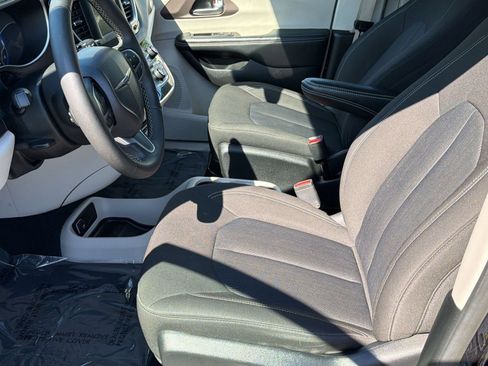 Used 2024 Chrysler Voyager LX FWD image 5