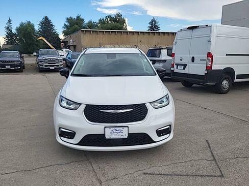 Used 2024 Chrysler Pacifica Touring-L FWD image 3