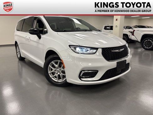 Used 2024 Chrysler Pacifica Touring-L image 1