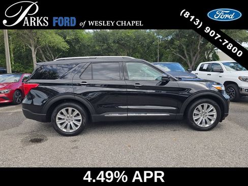 Used 2023 Ford Explorer Limited w/ Limited Technology Package RWD image 4