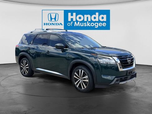 Used 2023 Nissan Pathfinder Platinum AWD/4WD image 2