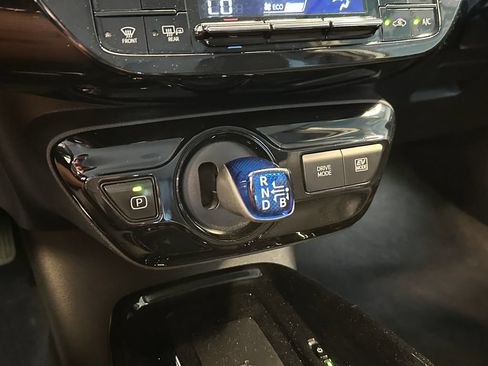 Used 2019 Toyota Prius XLE AWD/4WD image 16
