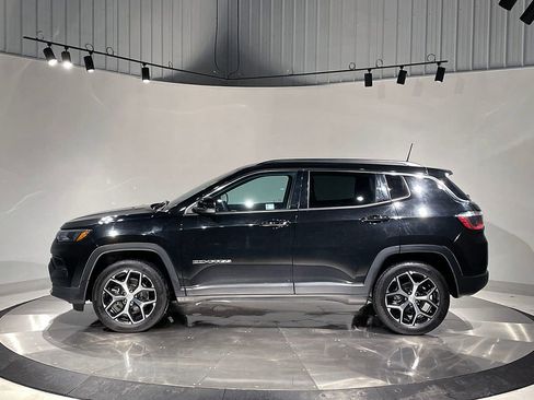 Used 2024 Jeep Compass Limited image 16