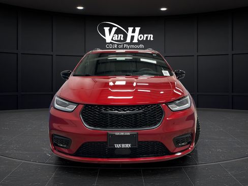 Used 2025 Chrysler Pacifica Limited FWD image 2