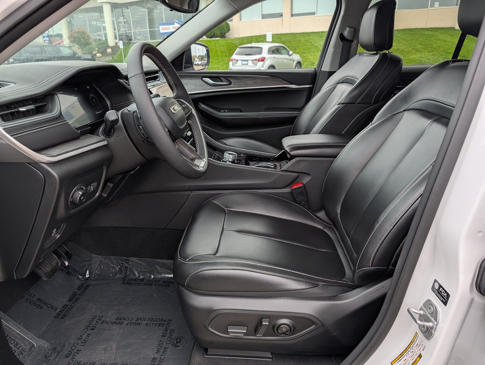 Used 2023 Jeep Grand Cherokee Limited w/ Black Appearance Package AWD/4WD image 12