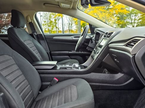 Used 2020 Ford Fusion SE image 25