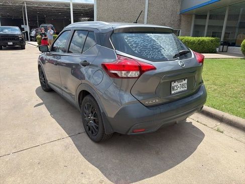 Used 2018 Nissan Kicks S w/ Interior Electronics Package FWD image 3
