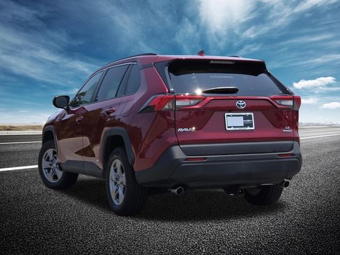 Used 2022 Toyota RAV4 LE AWD/4WD image 11