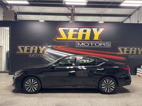 Used 2024 Nissan Altima 2.5 SV FWD image 4