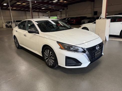 Used 2025 Nissan Altima 2.5 SV FWD image 6