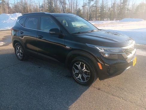 Used 2023 Kia Seltos EX image 3