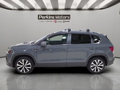 Used 2023 Volkswagen Taos SE FWD image 2