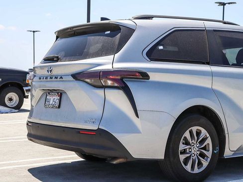 Used 2023 Toyota Sienna XLE w/ XLE Plus Package FWD image 9