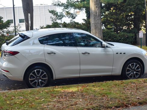 Used 2021 Maserati Levante AWD/4WD image 10