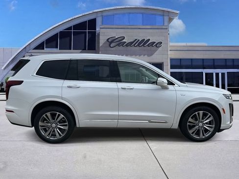 Used 2025 Cadillac XT6 Premium Luxury AWD/4WD image 4