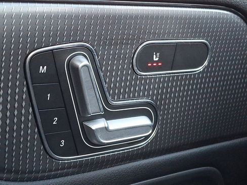 Used 2021 Mercedes-Benz GLB 250 4MATIC image 24