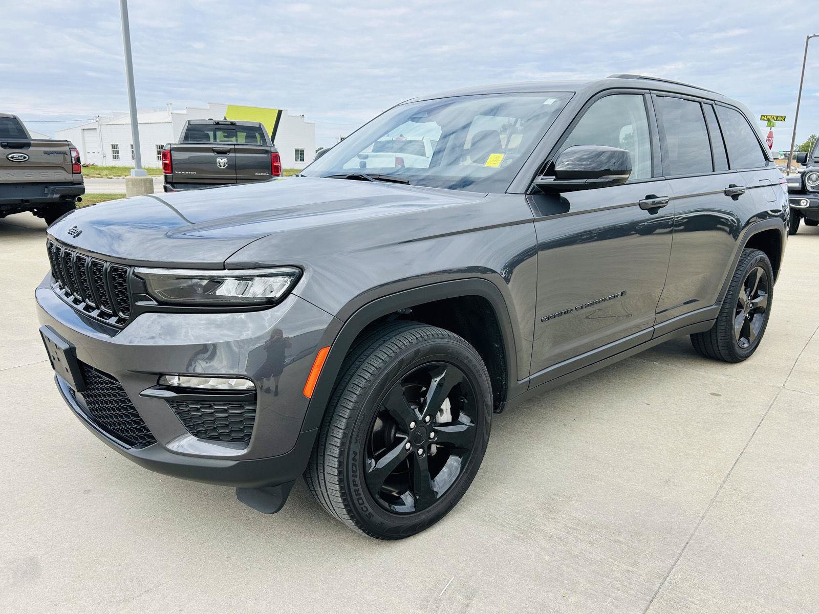 Used 2023 Jeep Grand Cherokee Limited w/ Black Appearance Package AWD/4WD image 37