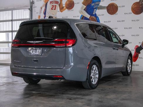 Used 2023 Chrysler Pacifica Touring-L image 25