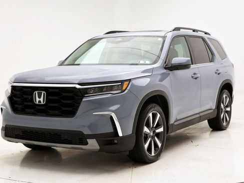 Used 2025 Honda Pilot Touring image 4