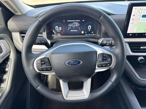 Used 2025 Ford Explorer Active AWD/4WD image 12