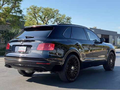 Used 2017 Bentley Bentayga AWD/4WD image 4
