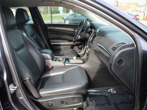 Used 2019 Chrysler 300 Touring L w/ Quick Order Package 22F image 28