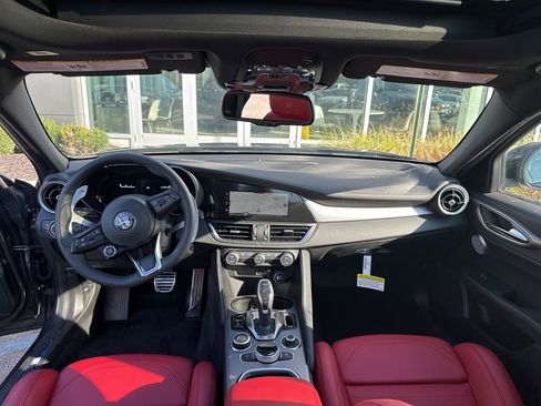 Used 2025 Alfa Romeo Giulia AWD image 14