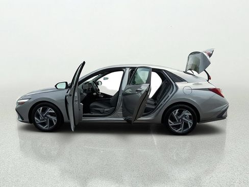 Used 2025 Hyundai Elantra SEL FWD image 12