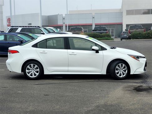 Used 2021 Toyota Corolla LE image 3