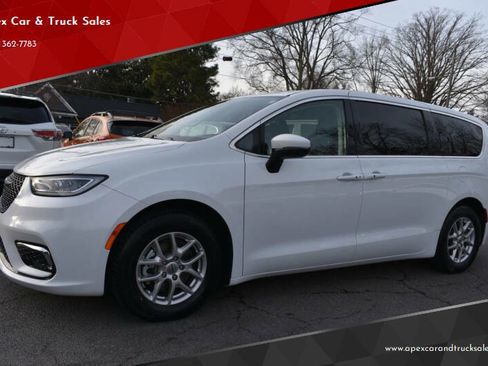 Used 2023 Chrysler Pacifica Touring-L image 1