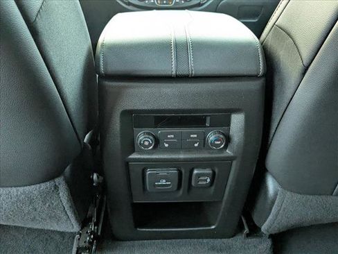 Used 2023 Chevrolet Traverse Premier FWD image 19