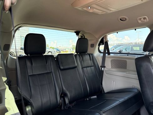 Used 2011 Chrysler Town & Country Touring-L w/ Driver Convenience Group FWD image 9