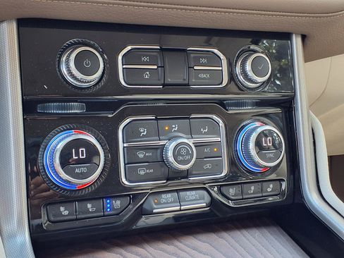 Used 2023 GMC Yukon Denali RWD image 18