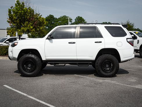 Used 2021 Toyota 4Runner Venture w/ Moonroof Package AWD/4WD image 7