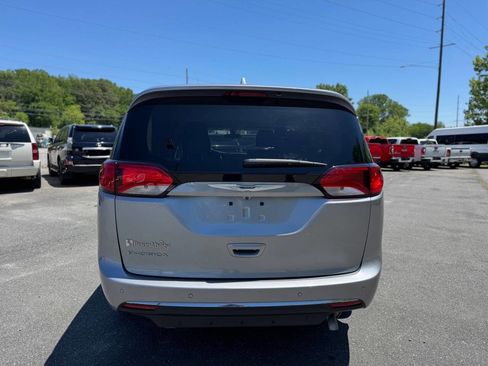 Used 2018 Chrysler Pacifica Touring Plus FWD image 5