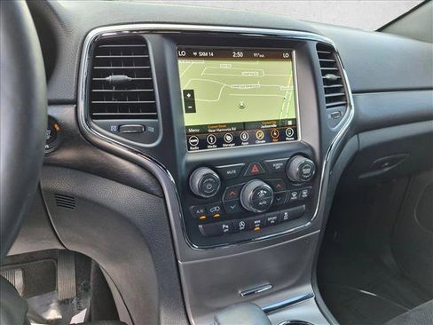 Used 2018 Jeep Grand Cherokee Altitude RWD image 12