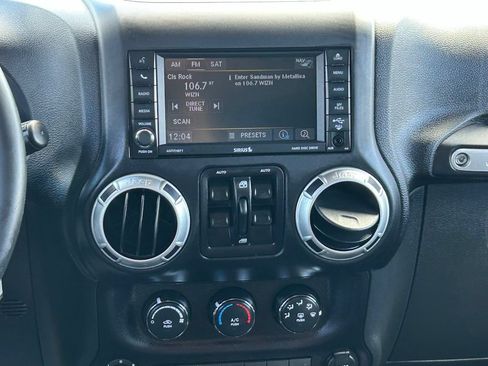 Used 2015 Jeep Wrangler Unlimited Rubicon AWD/4WD image 10