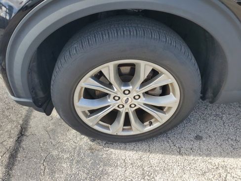 Used 2023 Ford Explorer Limited w/ Limited Technology Package RWD image 3