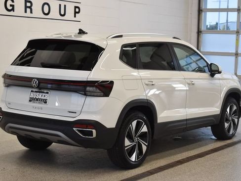 Used 2025 Volkswagen Taos SE AWD/4WD image 4