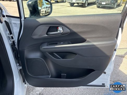 Used 2025 Chrysler Pacifica Select image 55