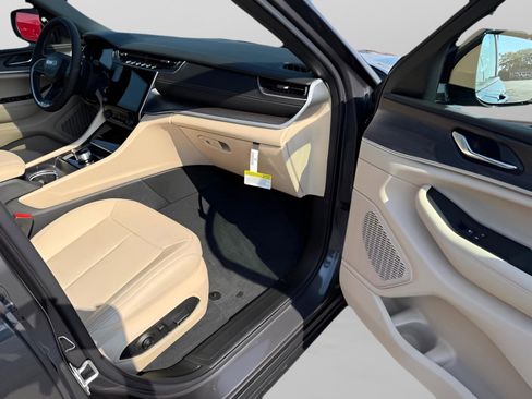 New 2025 Jeep Grand Cherokee Limited image 32
