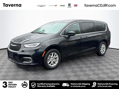 Used 2025 Chrysler Pacifica Select