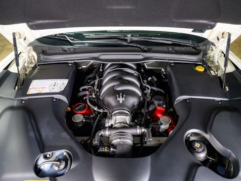 Used 2015 Maserati GranTurismo MC image 19