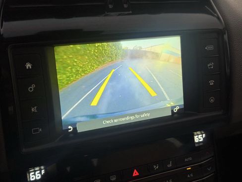 Used 2017 Jaguar XE Premium image 20