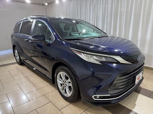 Certified 2024 Toyota Sienna Limited image 7