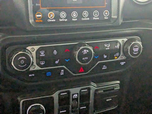 Used 2023 Jeep Wrangler Unlimited Sahara w/ Cold Weather Group AWD/4WD image 17