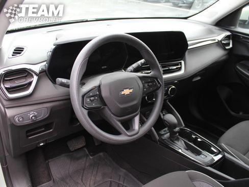 Used 2025 Chevrolet TrailBlazer LT FWD image 12