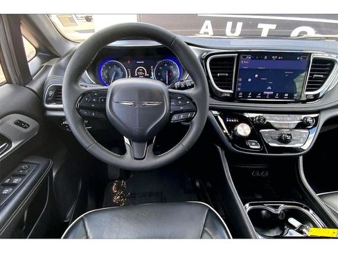 Used 2025 Chrysler Pacifica Limited FWD image 6