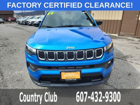 Used 2024 Jeep Compass Latitude w/ Convenience Group AWD/4WD image 3